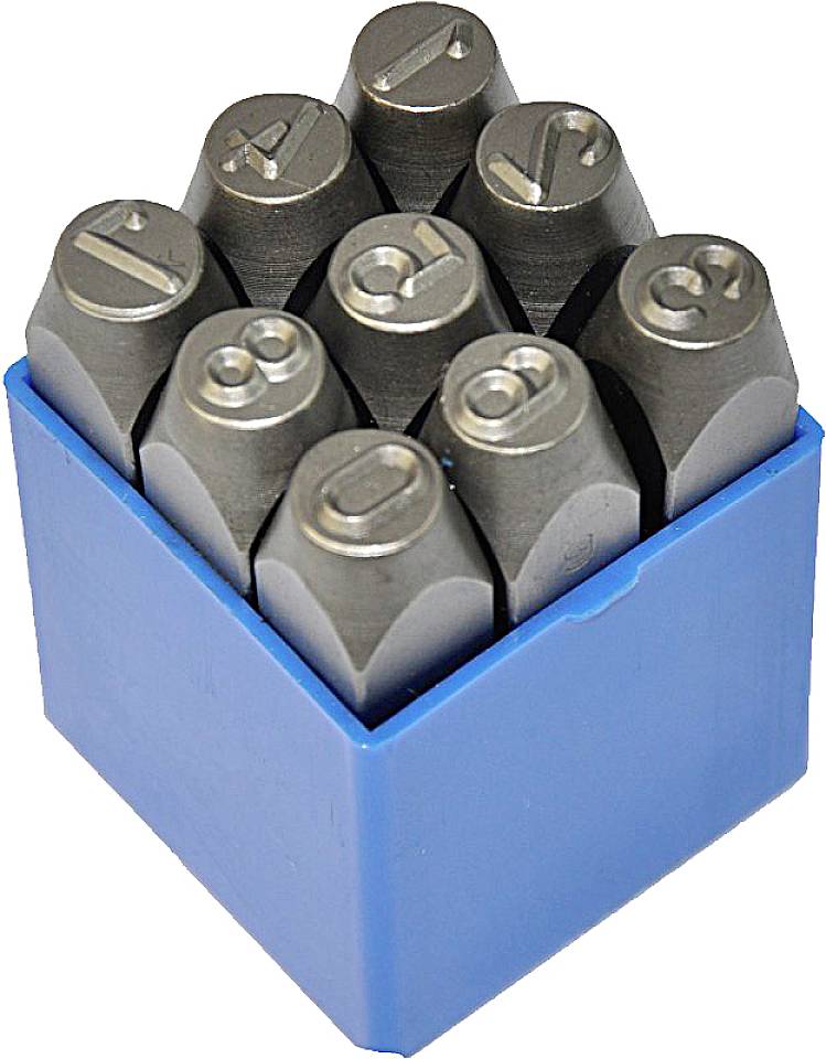 Satz aus Metallstempeln mit Buchstaben von 'a' bis 'i' in einem blauen Behälter.