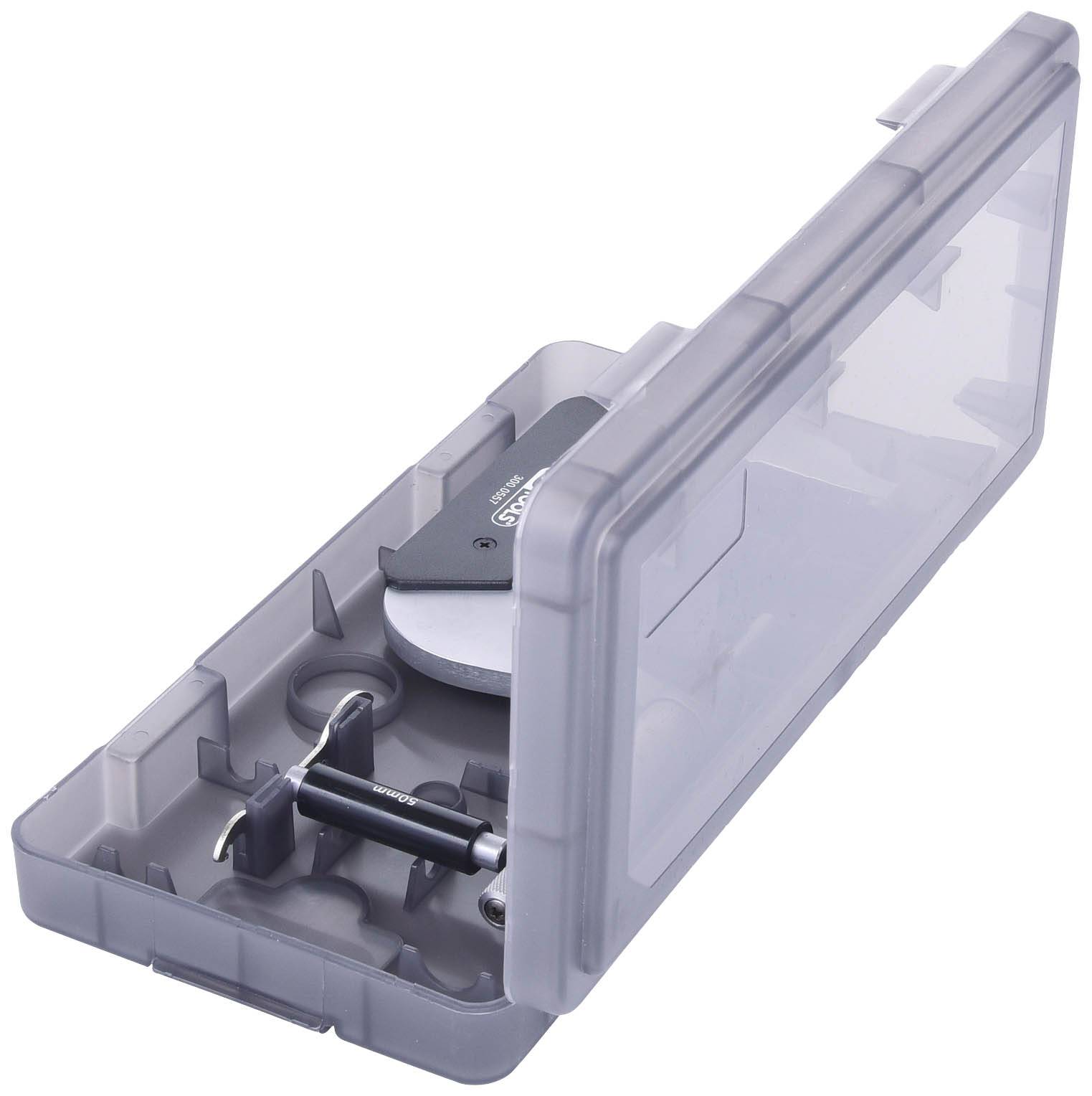 Ein Mikrometer in einem transparenten Kunststoffetui, geöffnet, zeigt das Gerät zur präzisen Messung von kleinen Entfernungen oder Objekten.