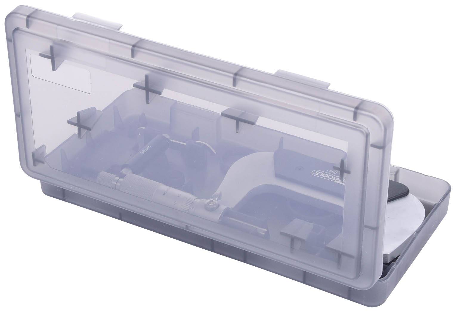 Ein Mikrometer in einer transparenten Kunststoffbox, geöffnet. Das Messgerät aus Metall ist teilweise sichtbar und für präzise Messungen geeignet.