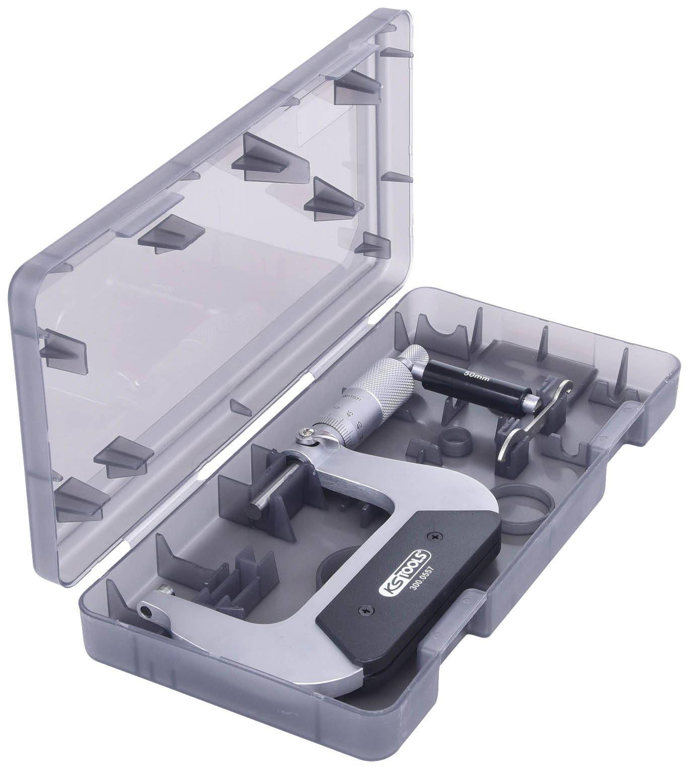 Ein Mikrometer in einem offenen grauen Kunststoffetui, das verschiedene Aufsätze enthält.