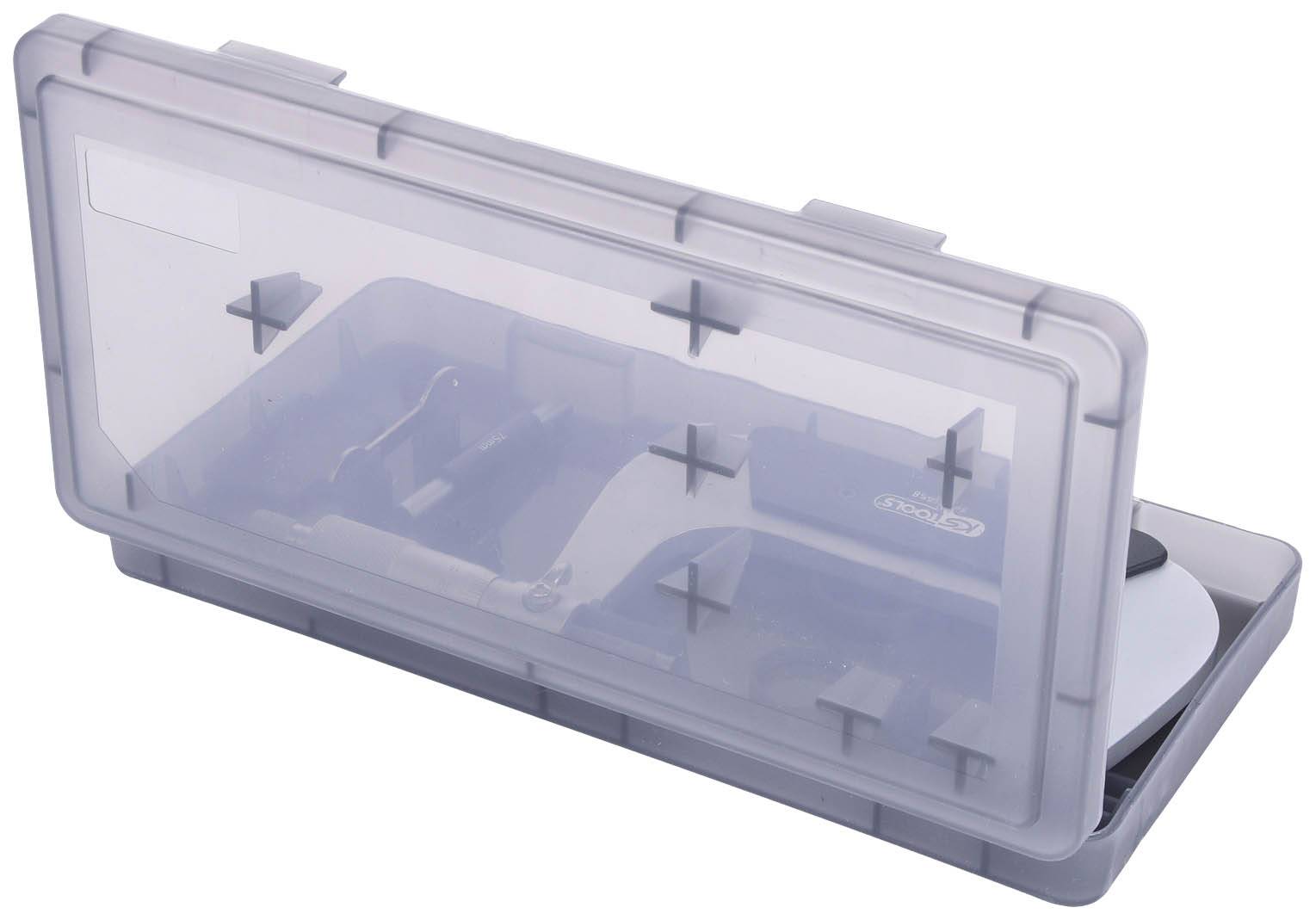Graue Kunststoffbox mit durchsichtigem Deckel, enthält angelähnliches Zubehör. Klarer, rechteckiger Behälter mit Schnappverschluss.