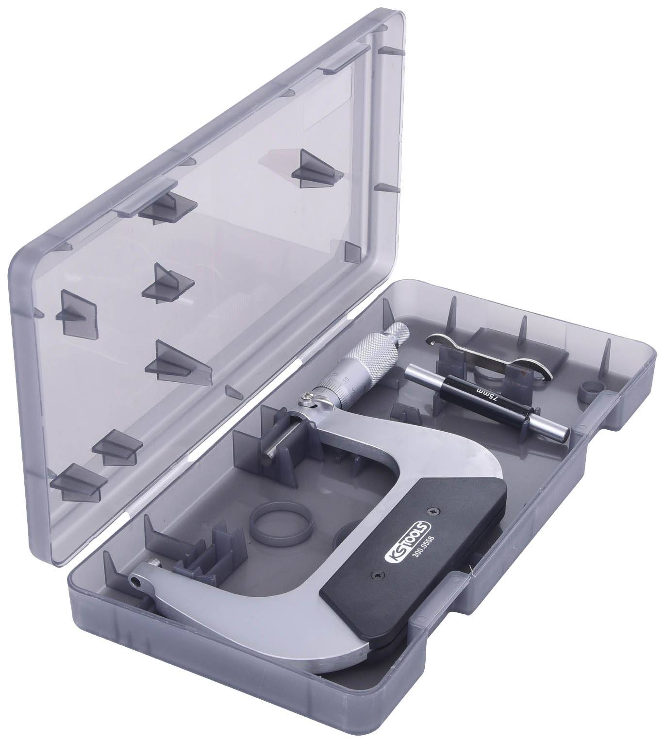 Ein Mikrometer in einer offenen Kunststoffbox. Sichtbar sind die Skala und Verstellmechanismus. Das Werkzeug dient zur präzisen Messung.