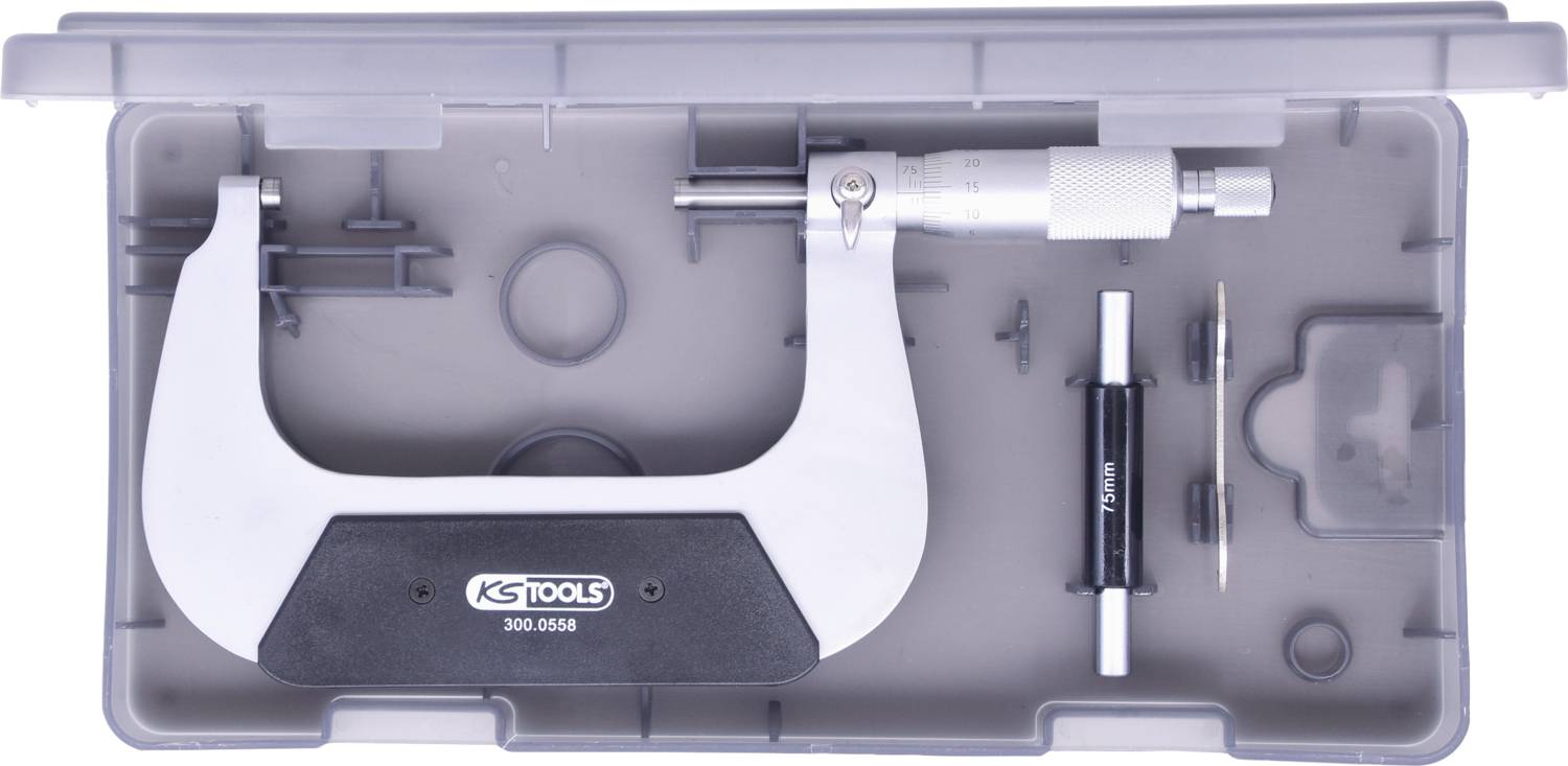 Ein Mikrometer in einem Kunststoffetui mit Zubehör. Hauptwerkzeug in der Mitte, Zubehörteile wie Stifte und Austauscheinsätze sind sichtbar.