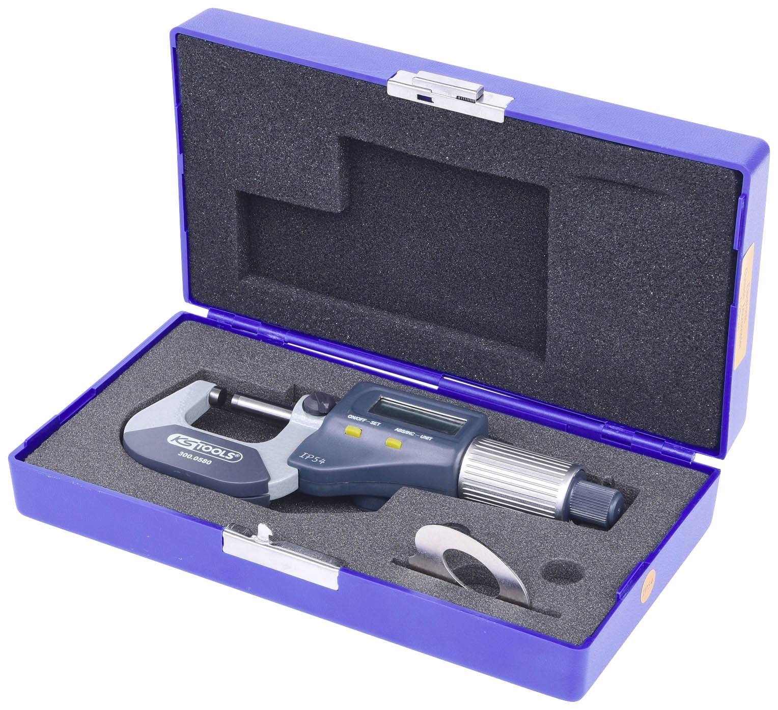 Ein digitaler Messschieber in einem blauen Etui mit Schaumstoffeinlage, bereit zur präzisen Messung, inklusive Zubehör.