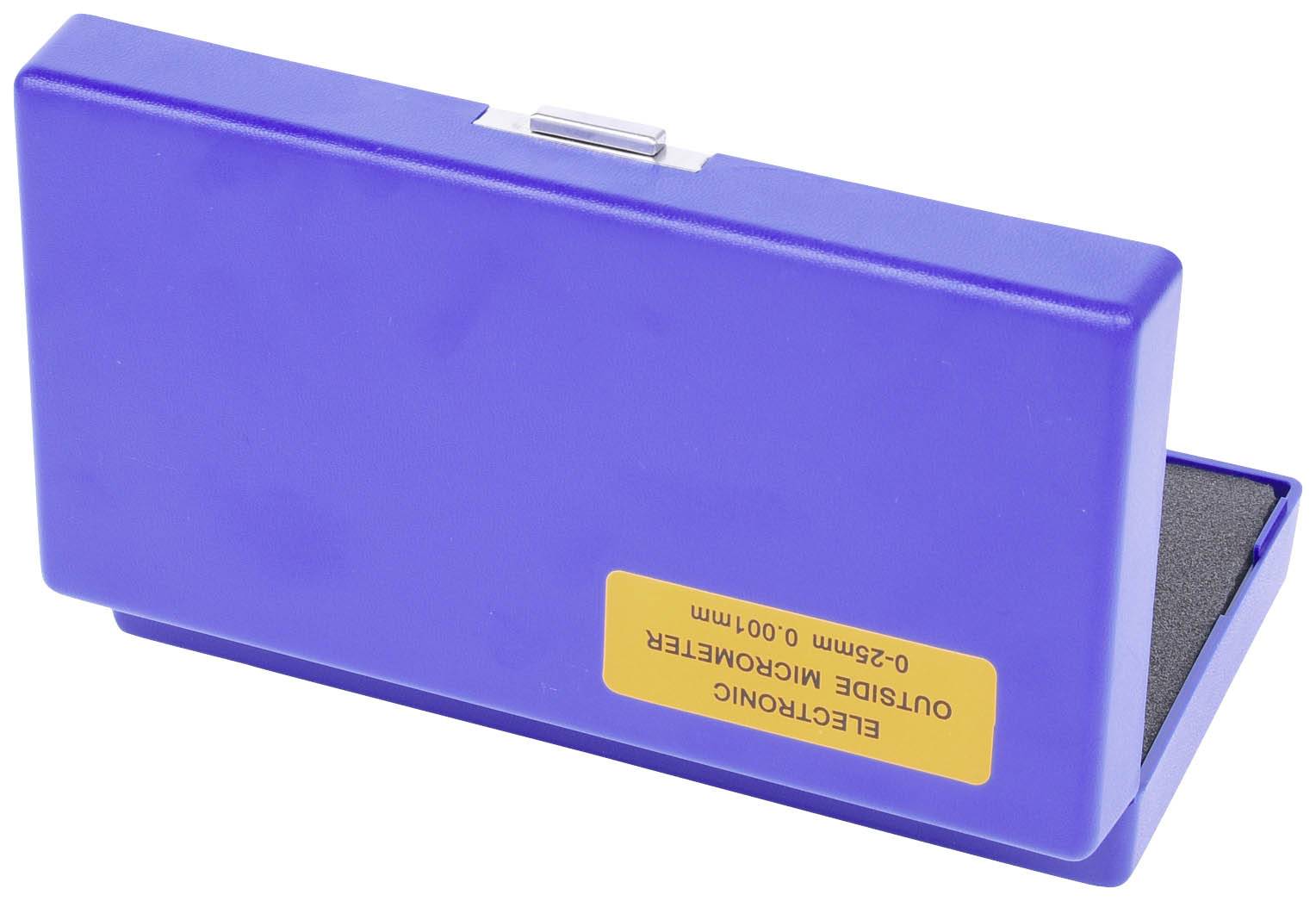 Ein blauer Kunststoffkasten mit einem gelben Etikett, das 'Electronic Outside Micrometer' anzeigt. Der Kasten ist leicht geöffnet.