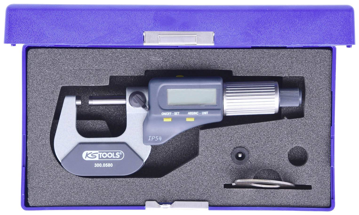 Ein digitales Mikrometer von KS Tools liegt in einem blauen Etui mit Schaumstoffeinlage. Es zeigt ein Display und Bedienelemente.