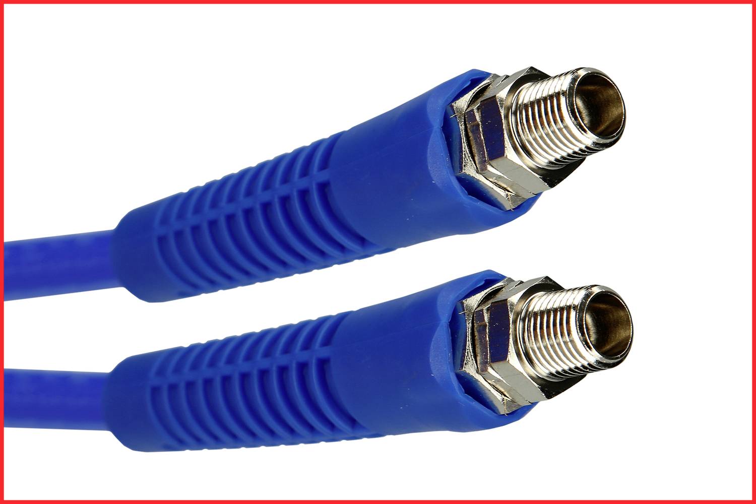 Zwei blaue Koaxialkabel mit silbernen Steckern auf weißem Hintergrund, geeignet für TV- oder Internetverbindungen.