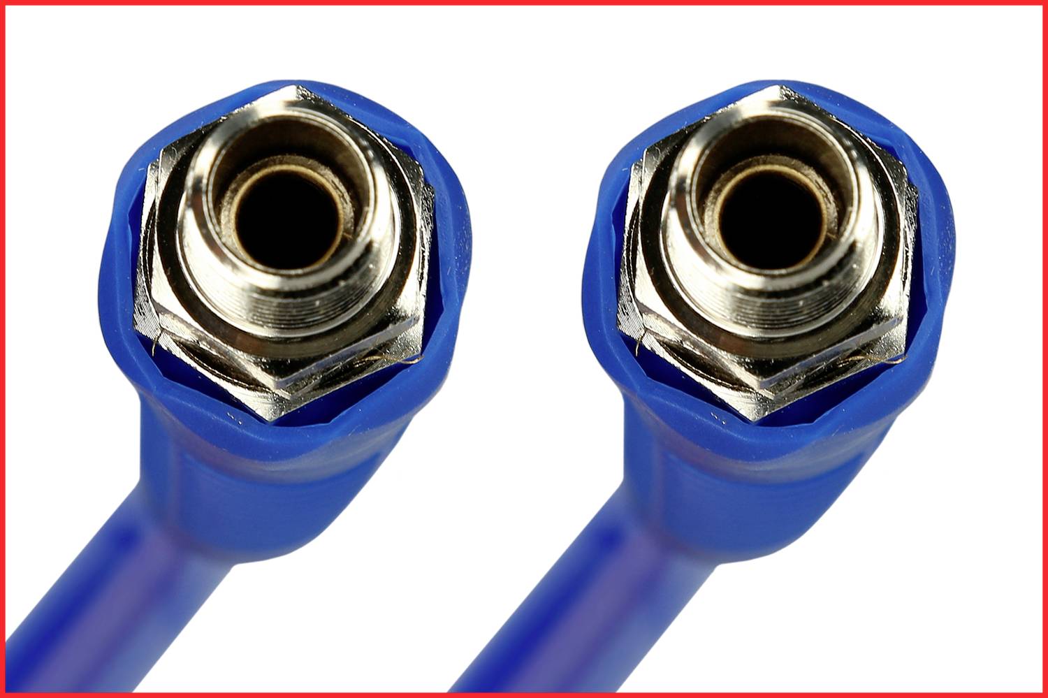 Zwei blaue Wasserschläuche mit metallischen Anschlüssen, eng nebeneinander platziert, vor weißem Hintergrund.