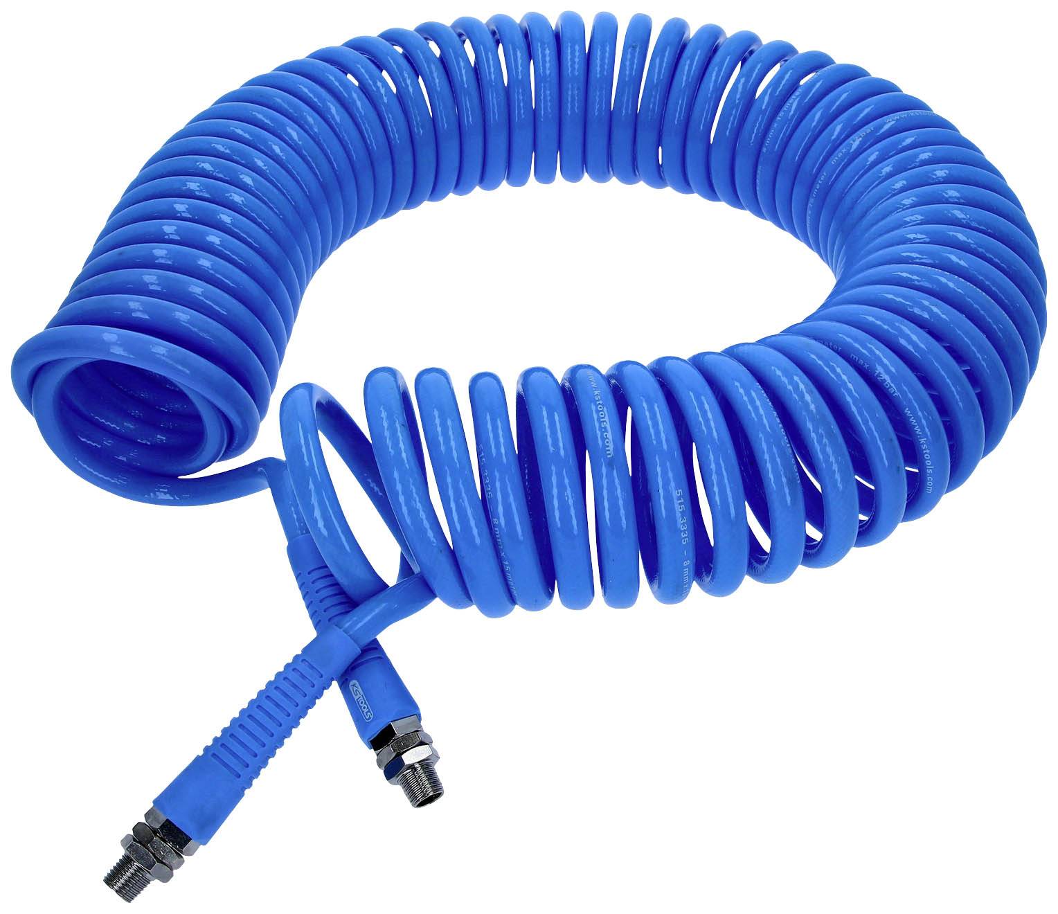Ein blauer, spiralförmiger Druckluftschlauch mit Metallanschlüssen an beiden Enden, aufgerollt und bereit zur Verwendung.