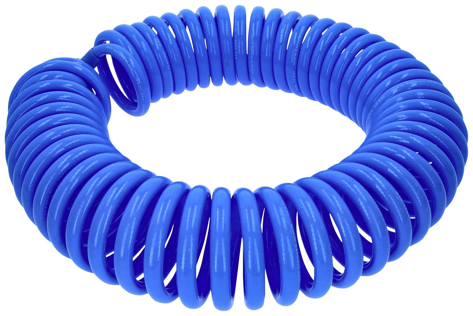 Ein zusammengerolltes, blaues Spiralkabel liegt auf einem weißen Hintergrund.