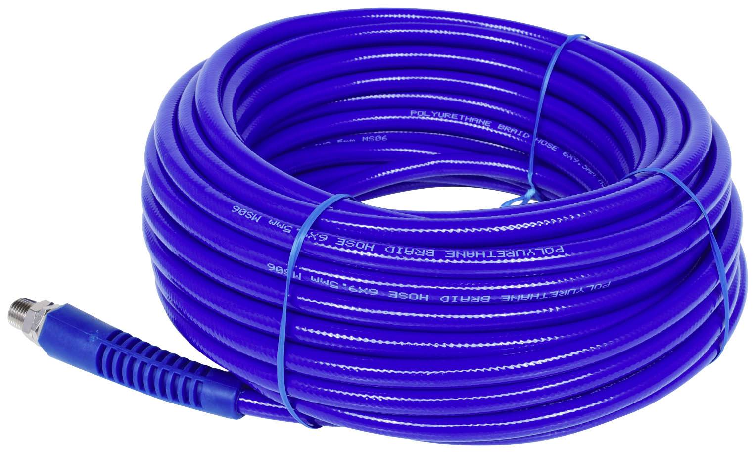 Eine aufgerollte blaue Schlauchleitung mit Metallanschluss, geeignet für den Einsatz in Druckluftsystemen.