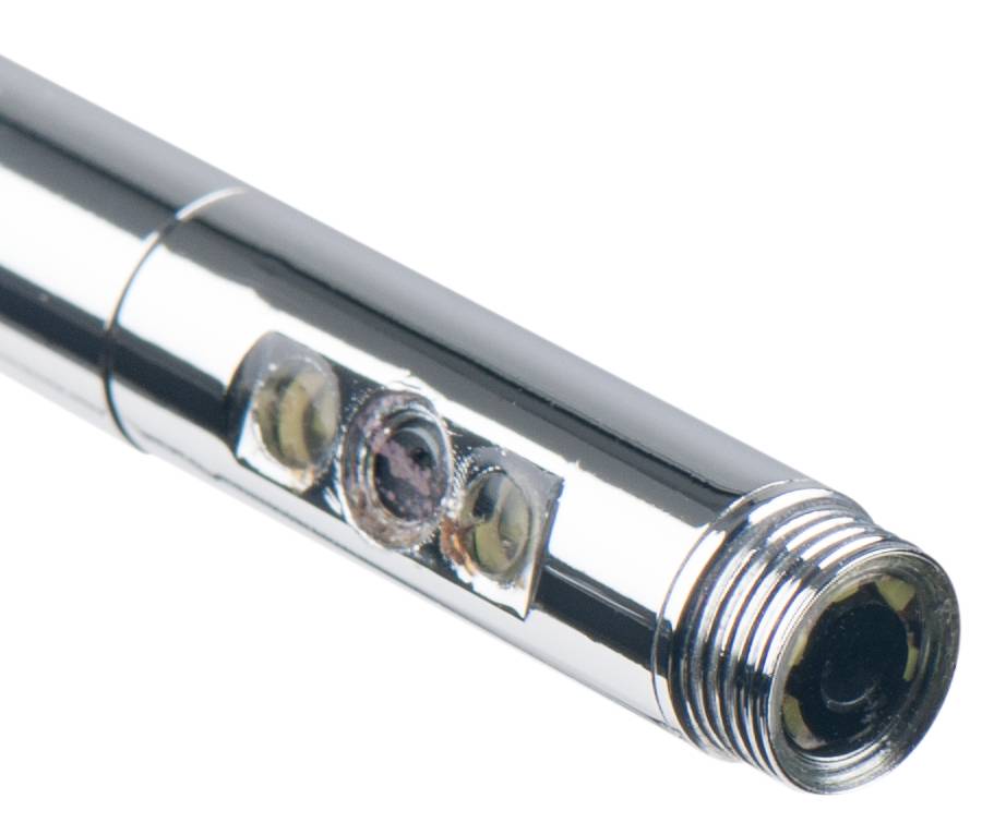Ein silberner, zylinderförmiger Metallstift, möglicherweise ein Stift oder Laserpointer, mit einem kleinen, erhabenen Muster seitlich.