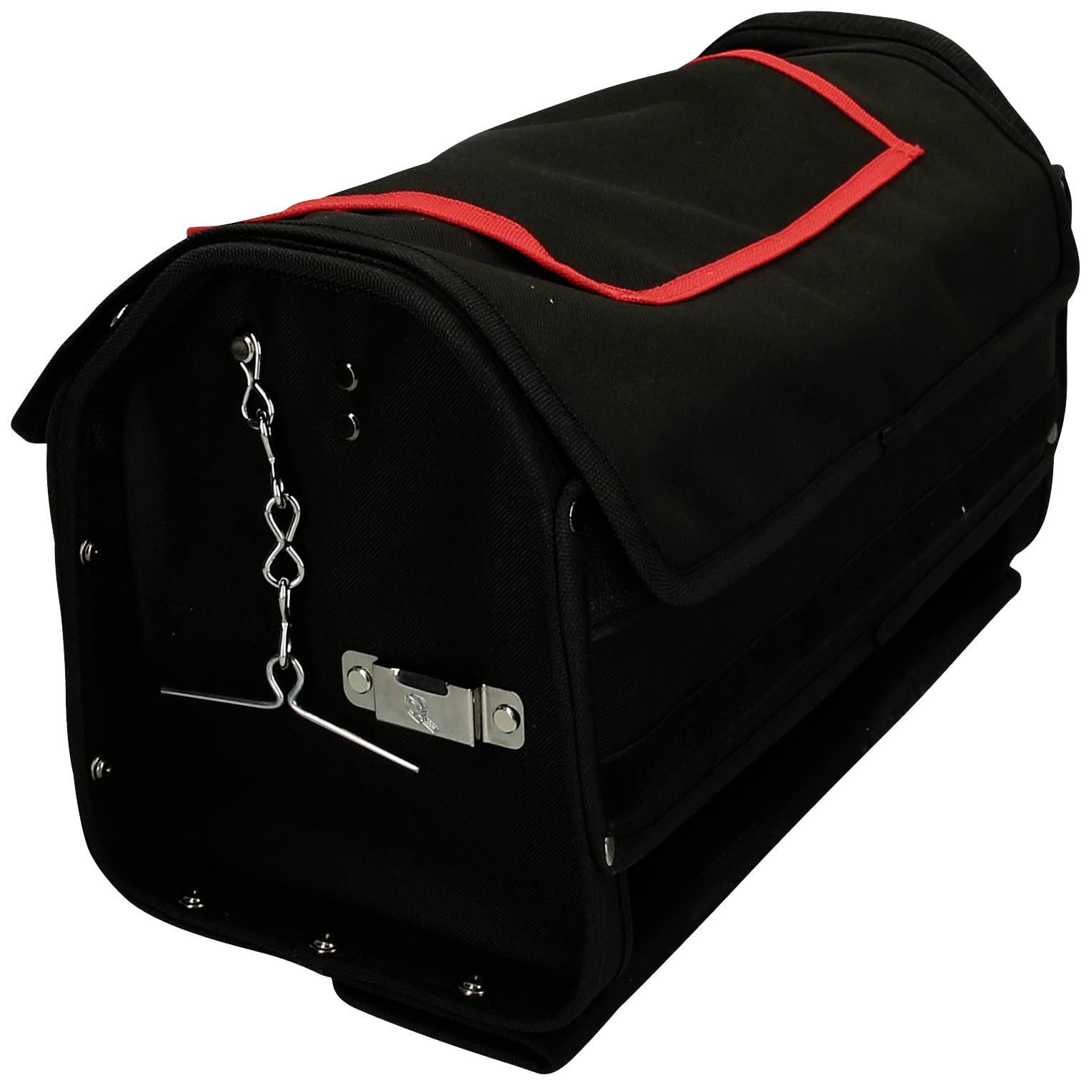 Schwarze, rechteckige Tragetasche mit rotem Griff und silbernem Verschluss. Dient vermutlich zur Aufbewahrung oder zum Transport von Gegenständen.