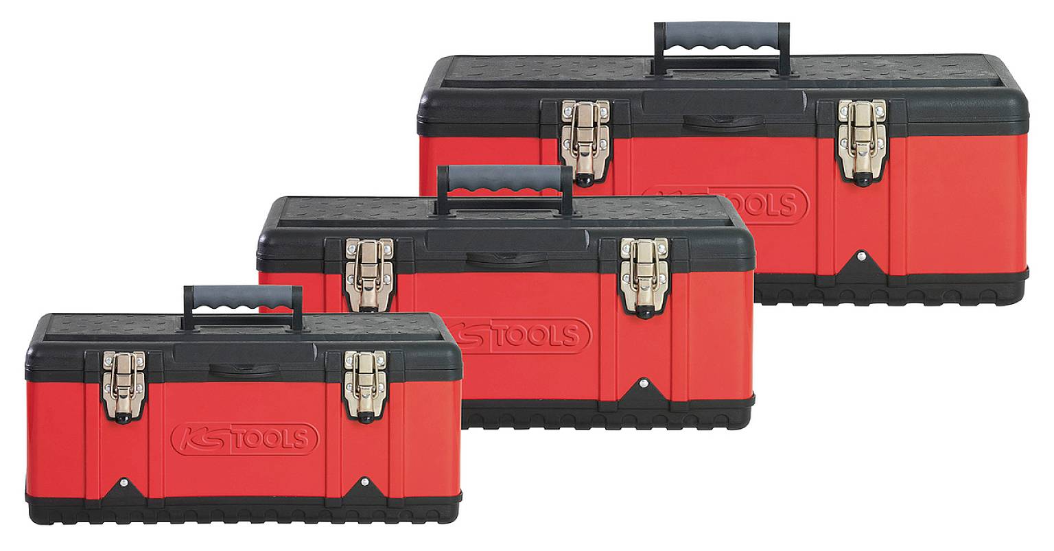 Drei rote Werkzeugkisten in verschiedenen Größen mit schwarzen Deckeln und silbernen Schlössern, gestapelt nebeneinander.