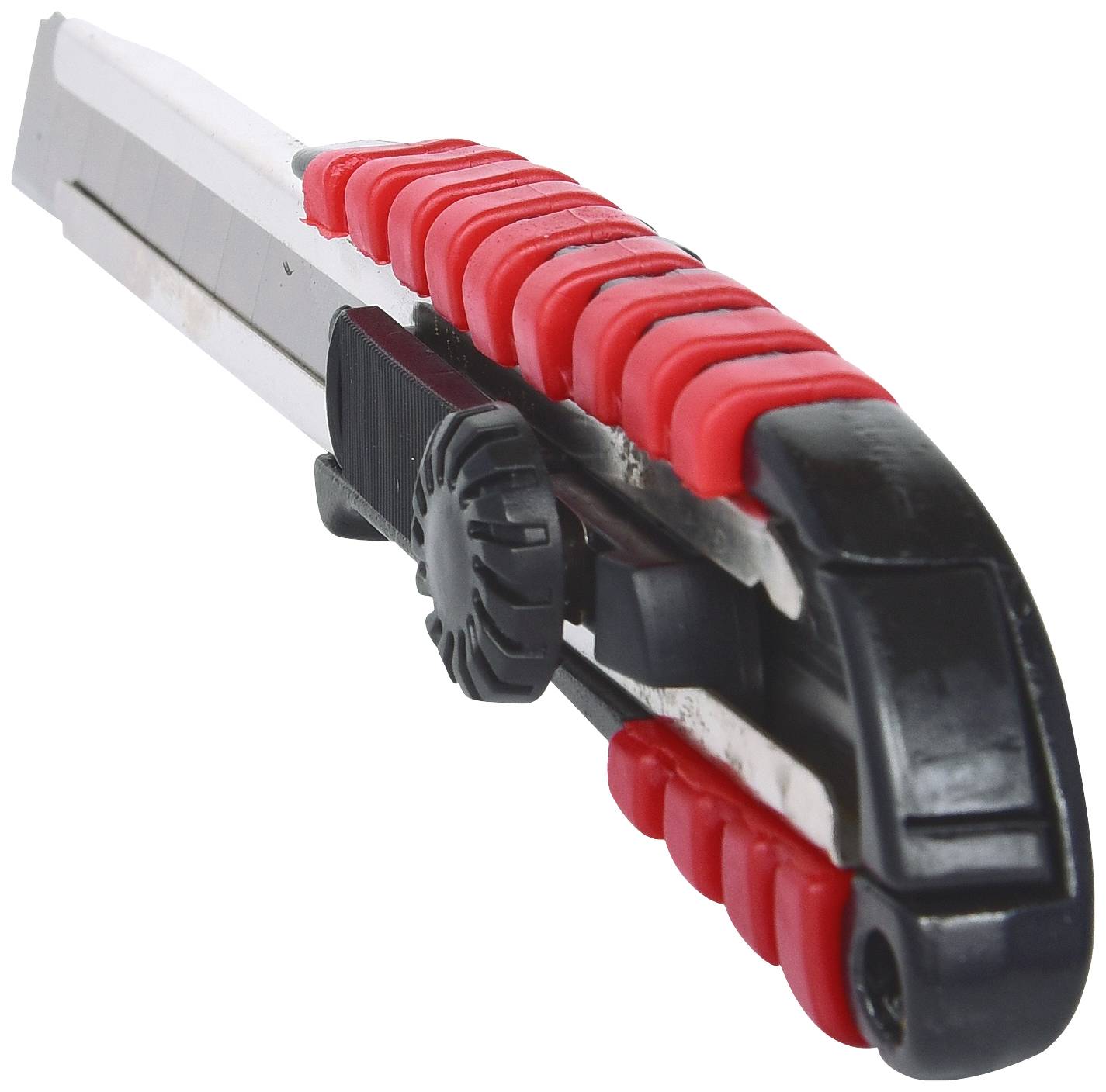 Ein schwarzer Cutter mit roten Details und einer einziehbaren Klinge liegt schräg von oben betrachtet auf weißem Hintergrund.