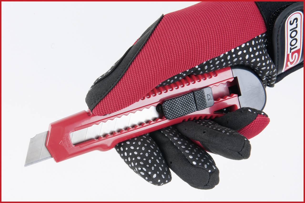Eine Hand mit gepunktetem Handschuh hält einen roten Cutter mit ausgefahrener Klinge.