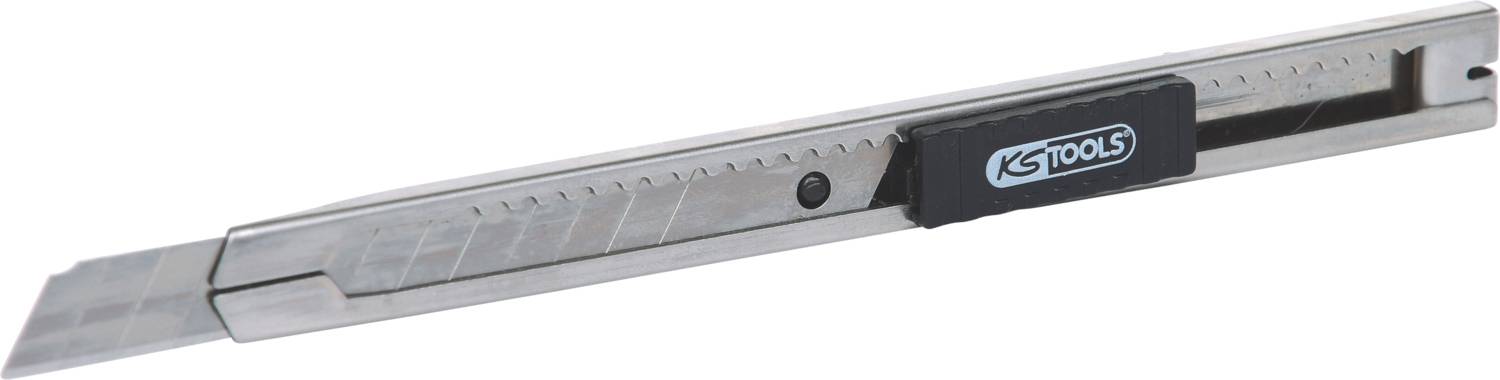 Silbernes Cuttermesser mit ausfahrbarer Klinge, schmalem Griff und schwarzem Logoaufdruck in der Mitte. Geeignet für präzises Schneiden.