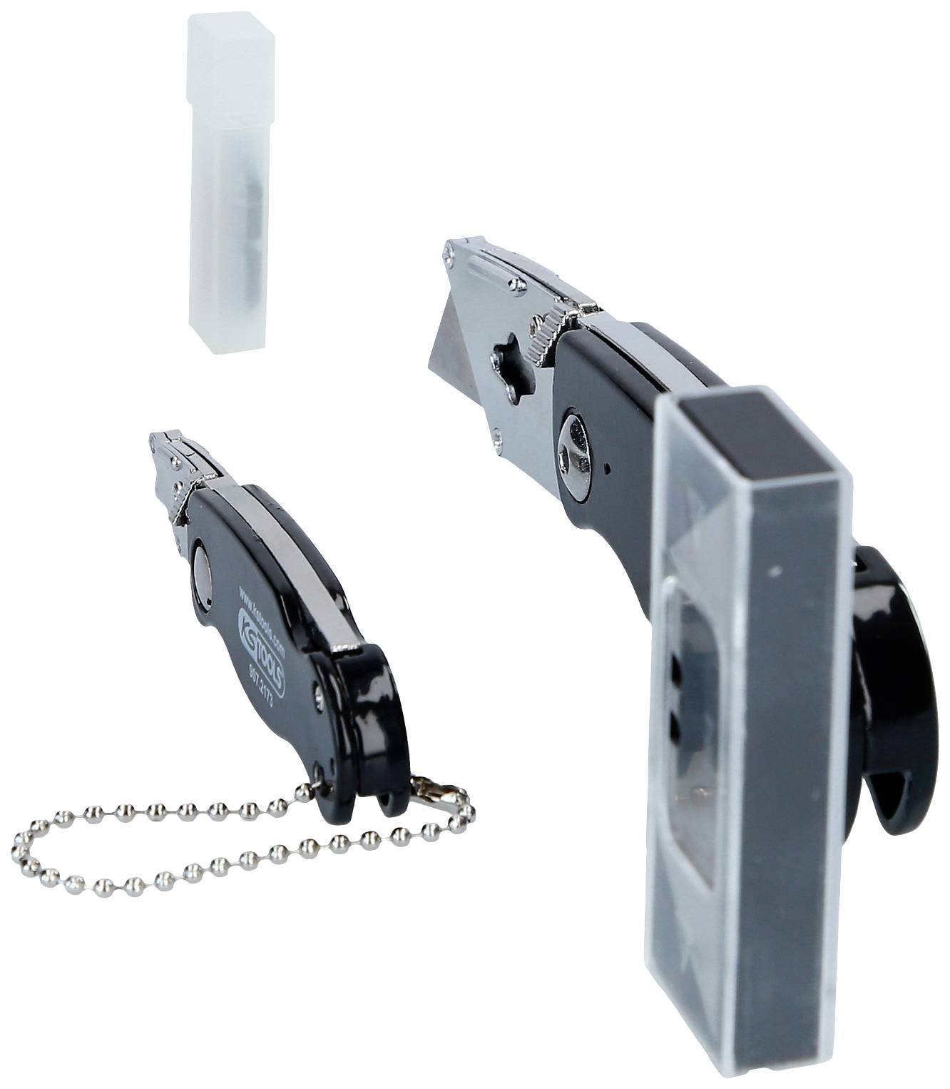 Zwei schwarze Universalmesser mit ausklappbarer Klinge, eines mit Kette, daneben ein Ersatzklingengehäuse.