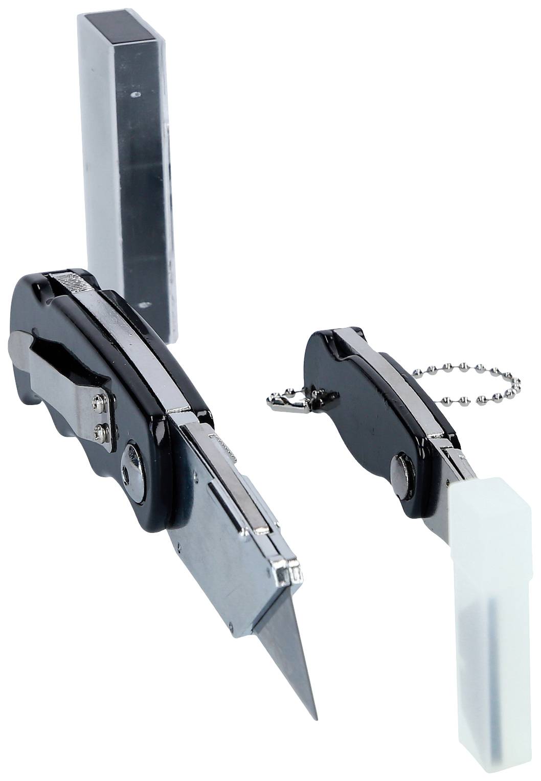 Ein kleines, klappbares Cuttermesser mit Klinge und Schlüsselanhänger, dargestellt in ausgeklappter und eingeklappter Position.