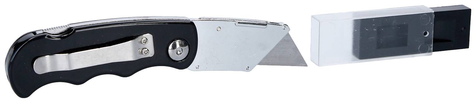 Schwarzes Klappmesser mit silberner Klinge neben einer transparenten Kunststoffabdeckung, die eine Ersatzklinge enthält.