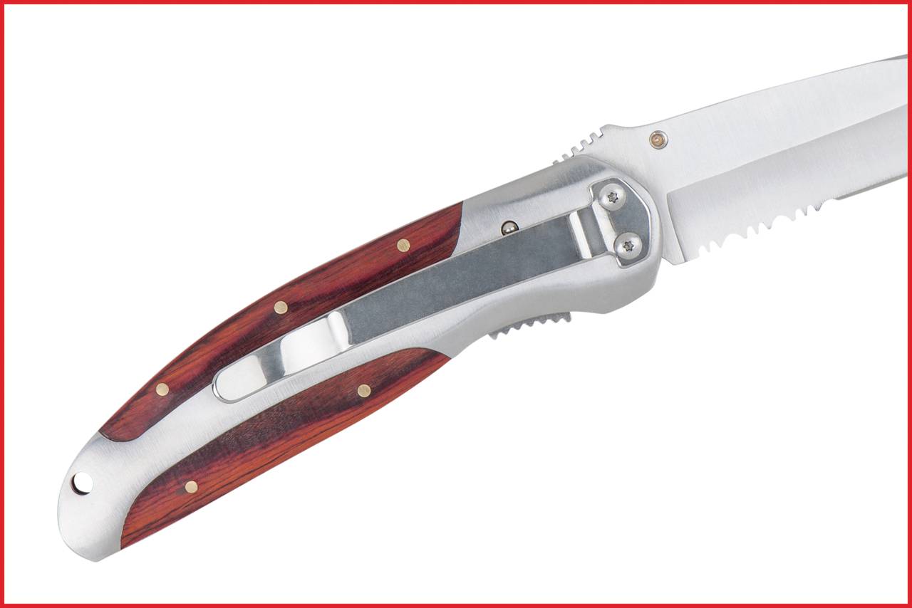 Klappbares Taschenmesser mit Holzgriff und Edelstahlklinge, teils gezackt.