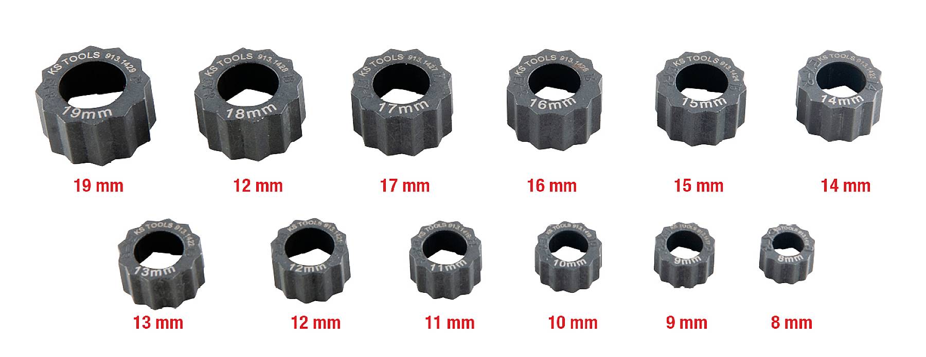 Mehrere Stecknüsse in verschiedenen Größen von 8 mm bis 19 mm, aufgereiht in zwei Reihen.