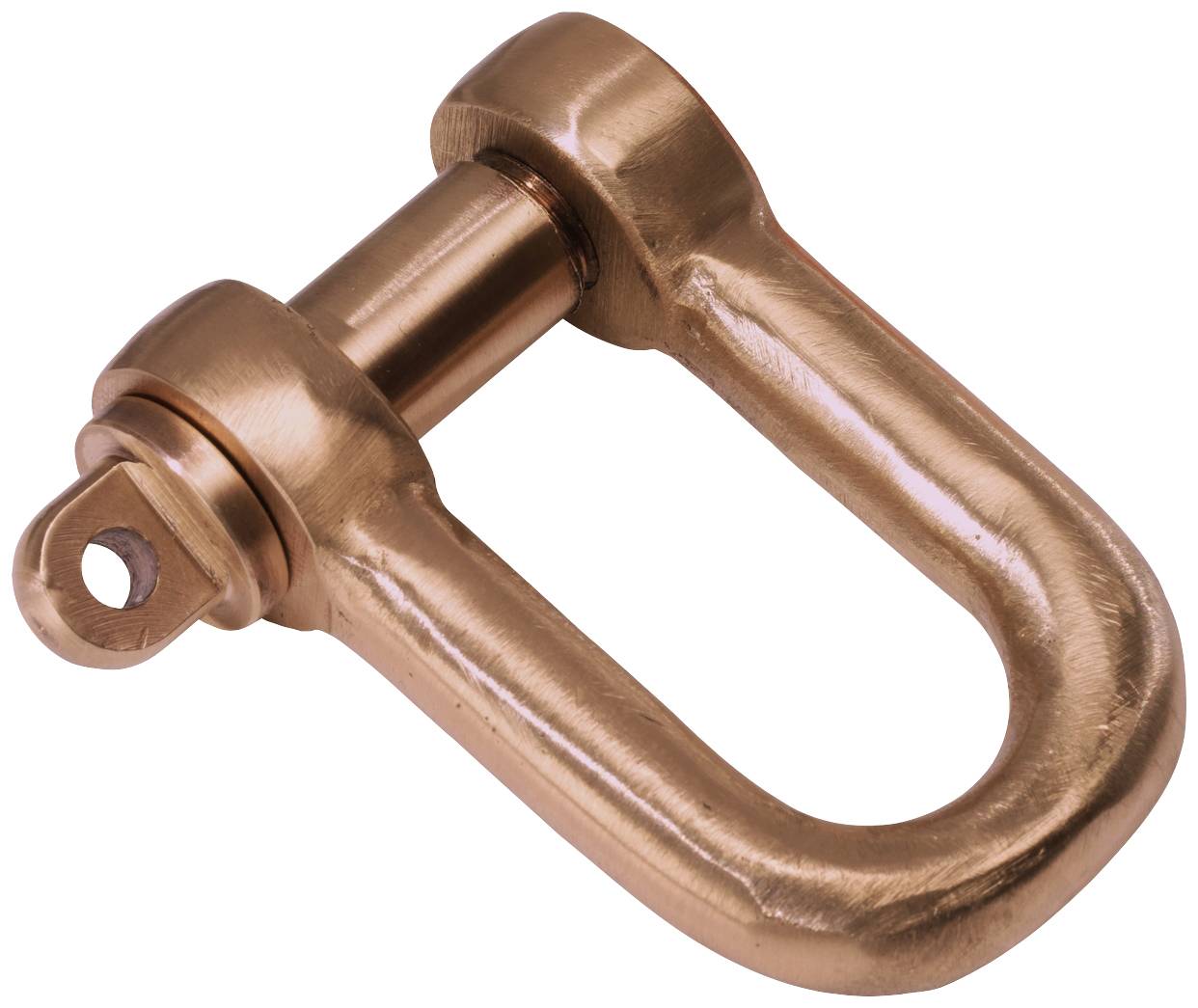 Ein bronzefarbener Schäkel aus Metall liegt auf weißem Hintergrund.