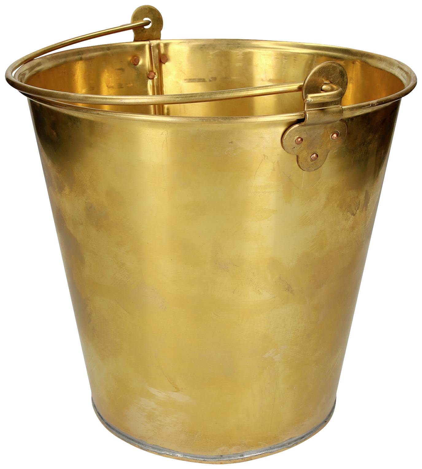 Ein glänzender, goldfarbener Metalleimer mit Tragegriff, stehend auf einem neutralen Hintergrund.