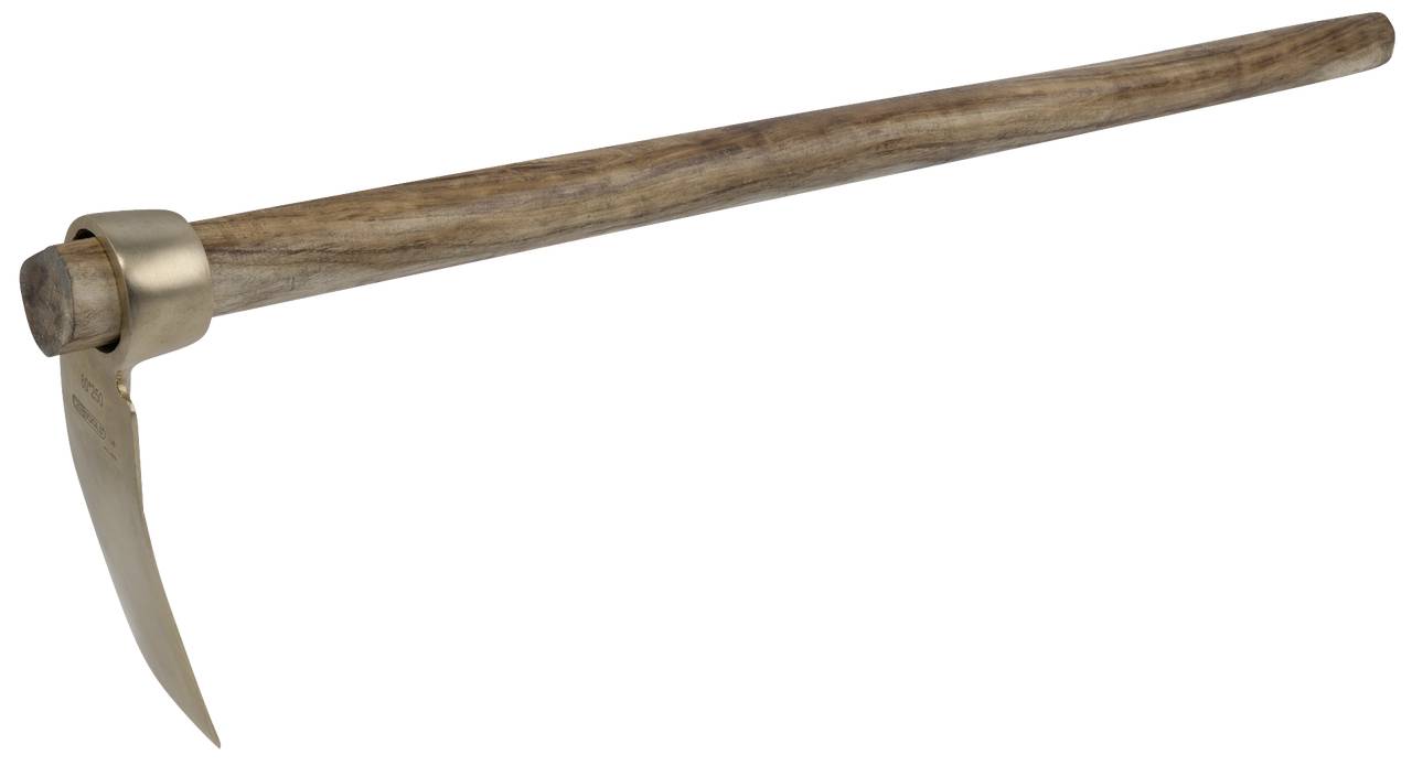 Hacke mit Holzstiel und Metallklinge, auf weißem Hintergrund, landwirtschaftliches Werkzeug zum Umgraben von Erde.