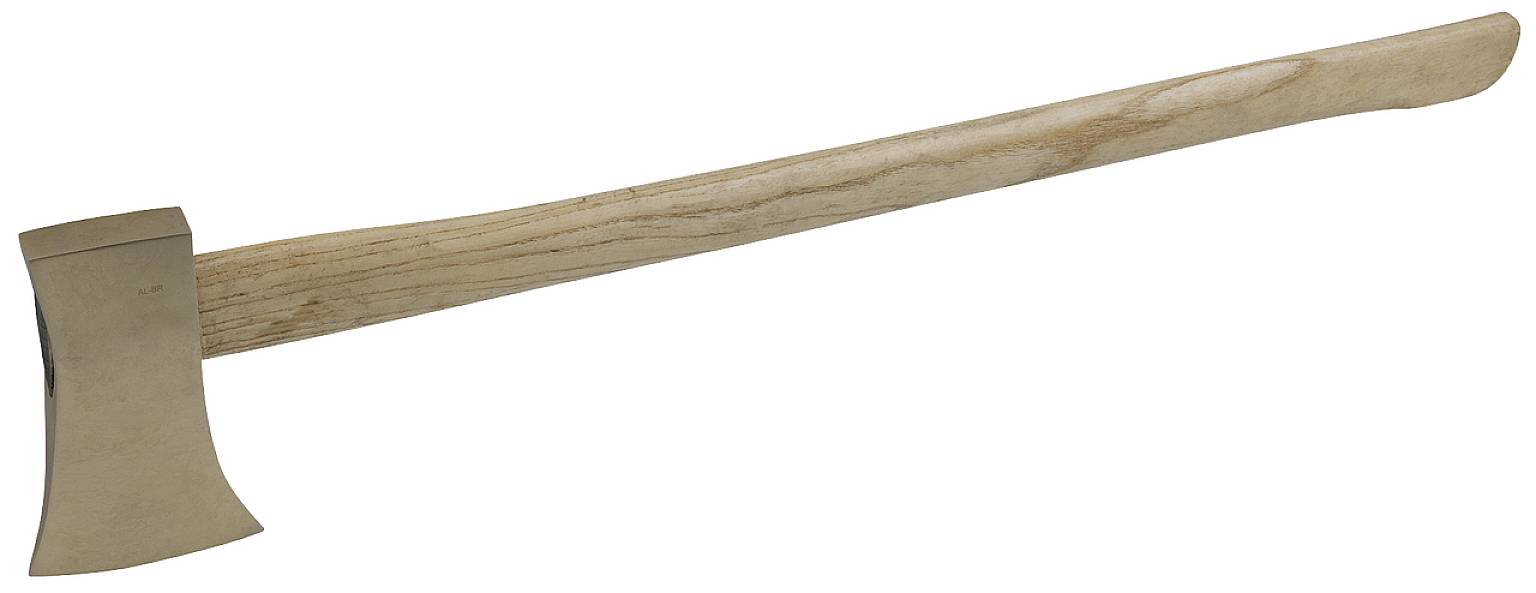 Holzaxt mit langem Holzgriff und scharfer Metallklinge, auf weißem Hintergrund.
