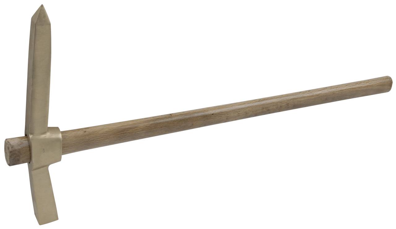 Ein Spitzhacke mit einem langen Holzgriff und einem Metallkopf, bestehend aus einer flachen und einer spitzen Seite, liegt auf einem weißen Hintergrund.