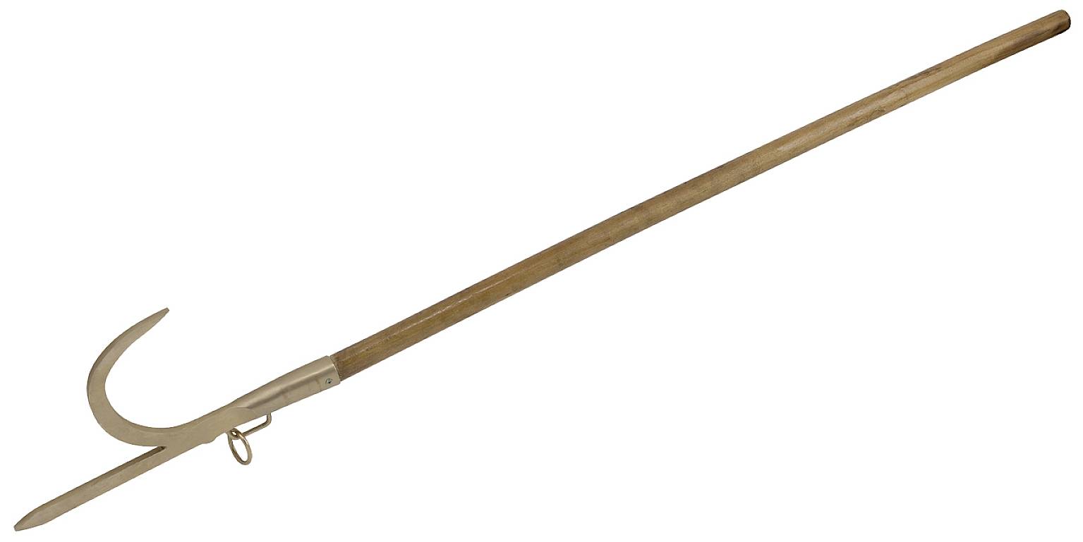 Ein langer Holzstab mit einer gebogenen Metallklinge am Ende, ähnlich einer traditionellen Hellebarde oder einem Enterhaken.