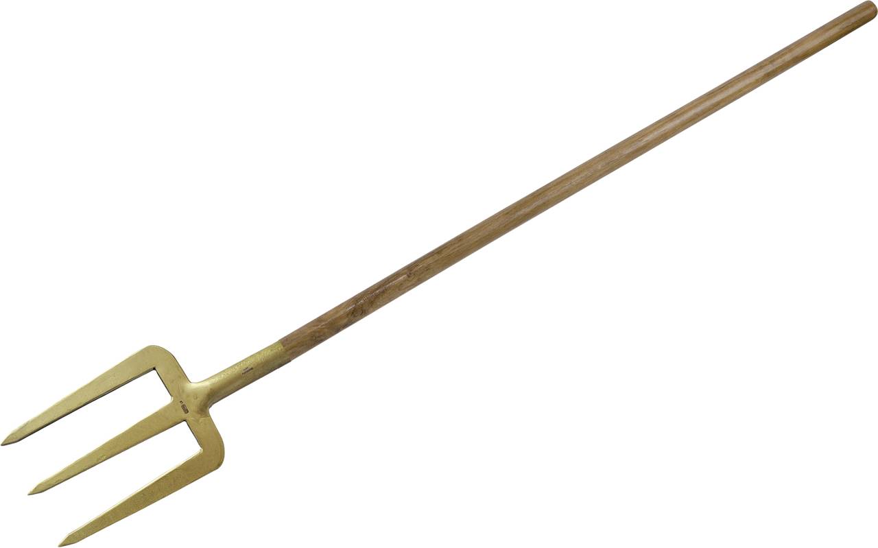 Dreizinkige Heugabel mit langem Holzstiel auf weißem Hintergrund.