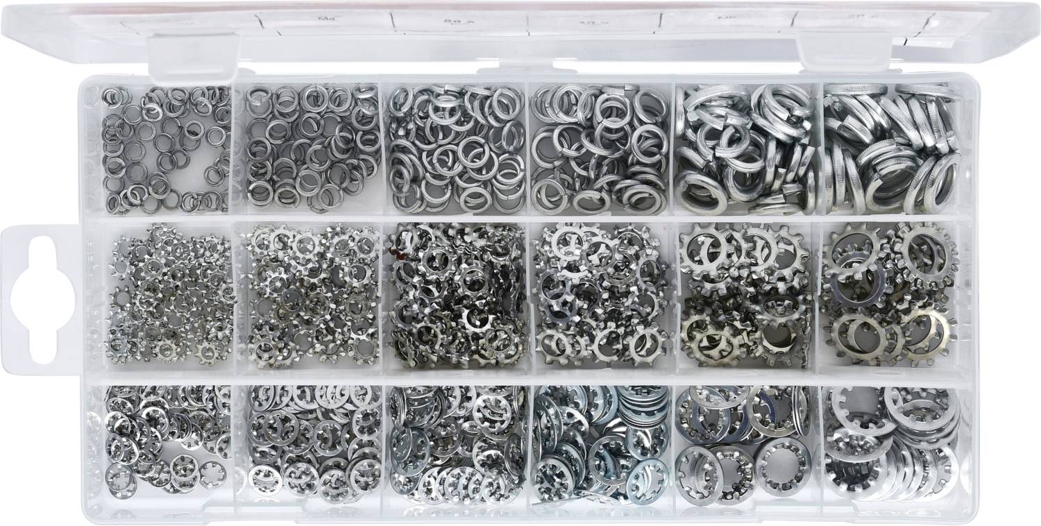 Sortierte Box mit verschiedenen Unterlegscheiben aus Metall in separaten Fächern.