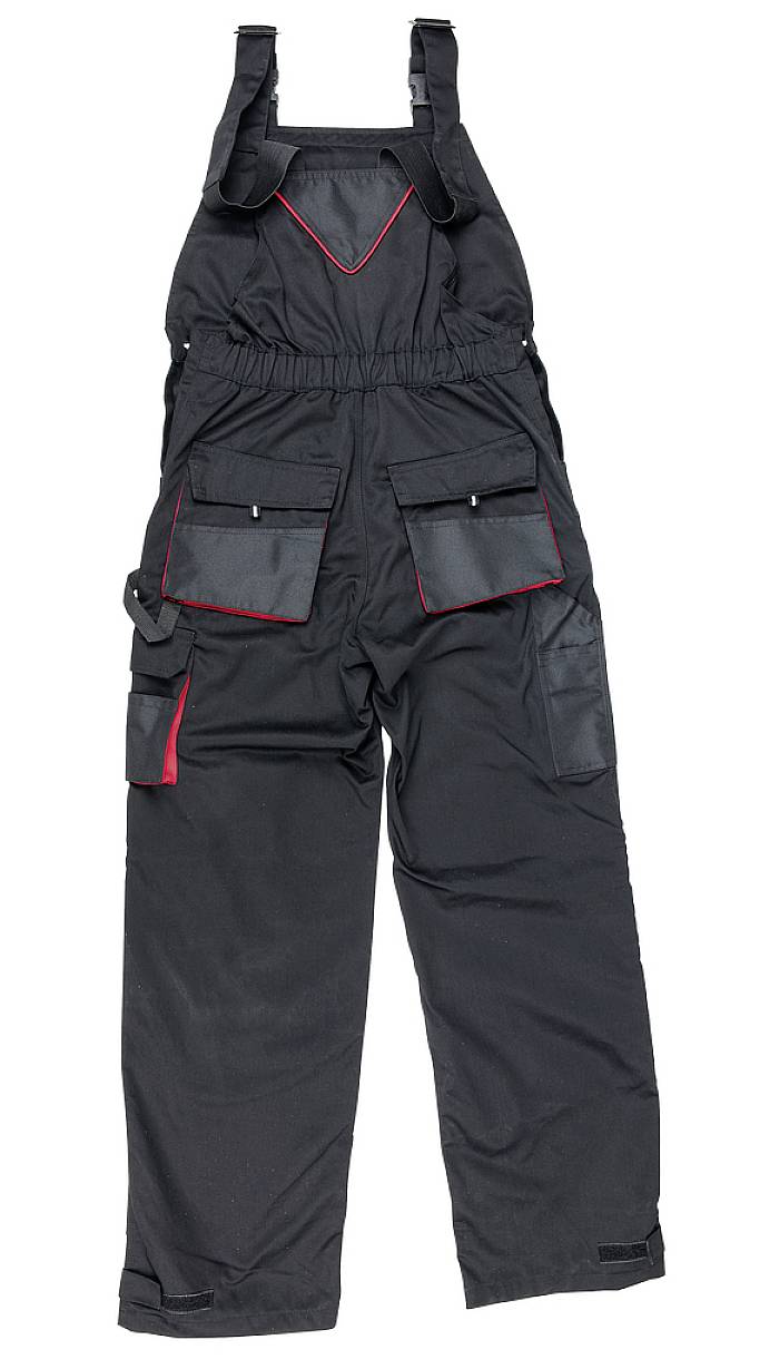 Eine schwarze Latzhose mit mehreren Taschen, roter Paspelierung und verstellbaren Trägern. Geeignet für handwerkliche Arbeiten.