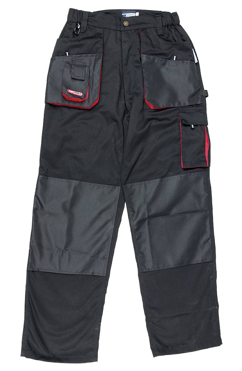 Eine schwarze Arbeitshose mit mehreren Taschen, verstärkten Knien und roten Nähten, geeignet für handwerkliche Tätigkeiten.