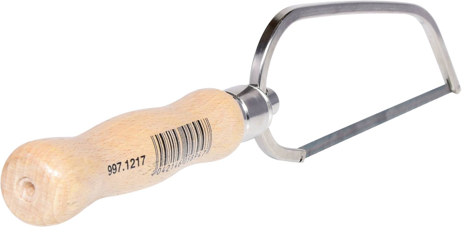 Ein Gartenwerkzeug mit Holzgriff und Metallklinge, ähnlich einer Hacke. Der Griff zeigt einen Barcode und die Zahl '997.1217'.
