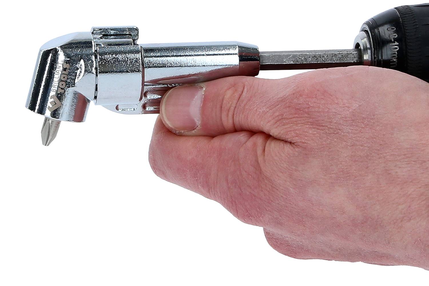 Eine Hand hält einen silbernen Winkeladapter mit einem Schraubenzieheraufsatz. Der Adapter ist an einer Bohrmaschine angebracht.