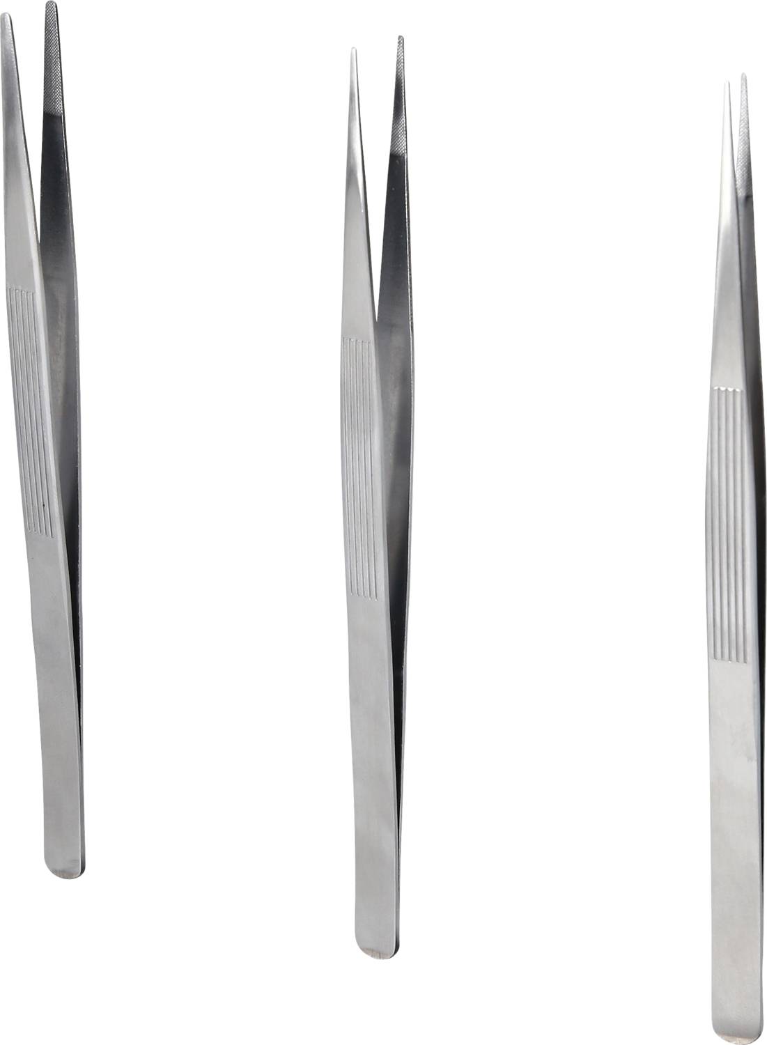 Drei silberne, gerade Pinzetten nebeneinander auf weißem Hintergrund.