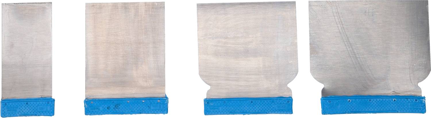 Vier Flächenstreicher in verschiedenen Größen mit blauen Griffen, die nebeneinander stehen.