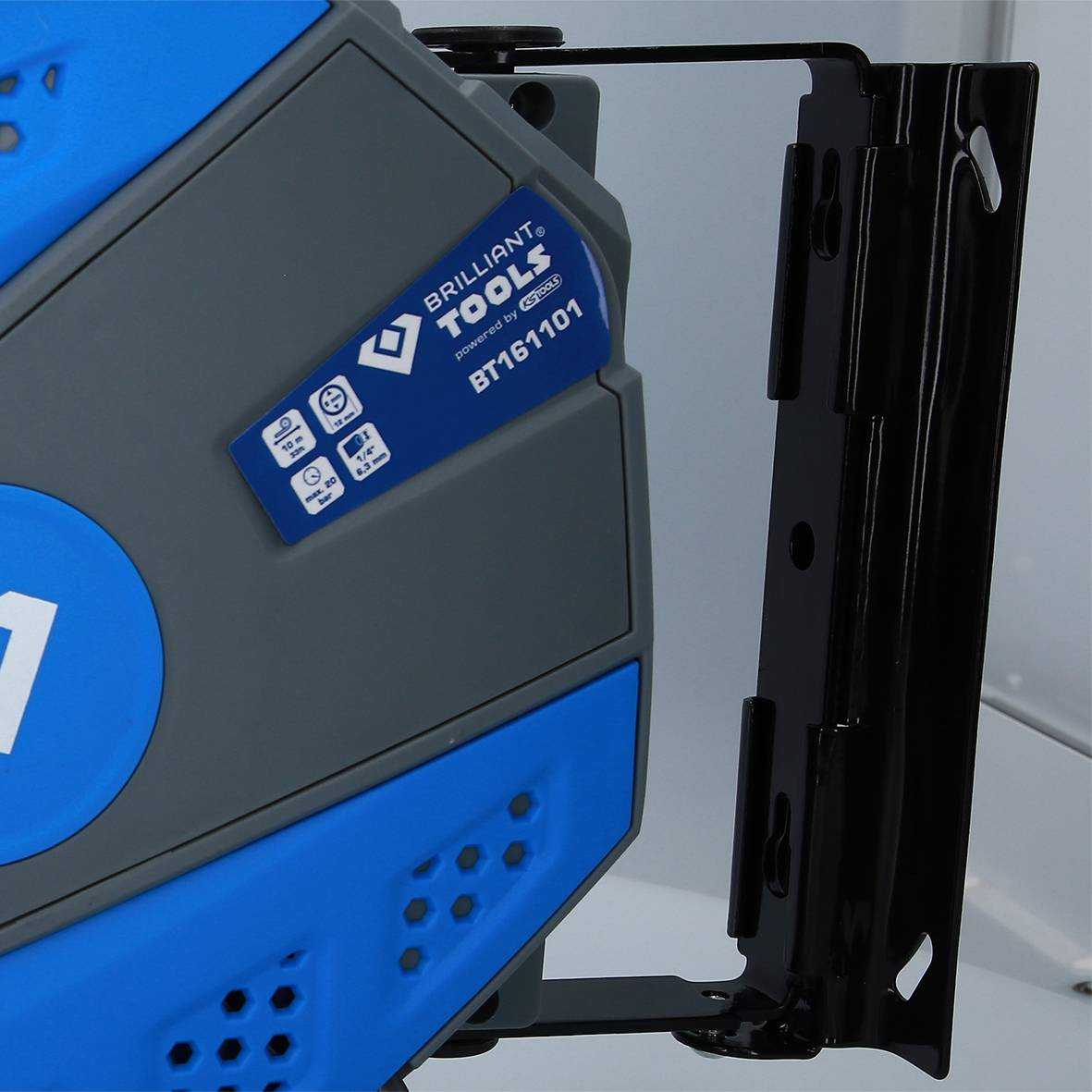 Ein blauer Kabelaufroller von 'Brilliant Tools', Modell 'BT611101', an einer Wandhalterung montiert.