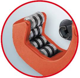 Roter Rohrschneider mit metallischen Walzen; Werkzeug zum präzisen Schneiden von Rohren abgebildet.