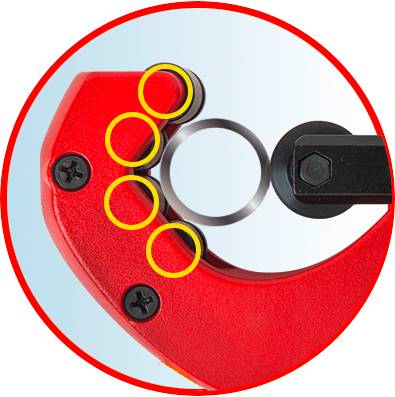 Nahaufnahme eines roten Kabelschneiders mit gelb markierten Stellen an den Schneidklingen.