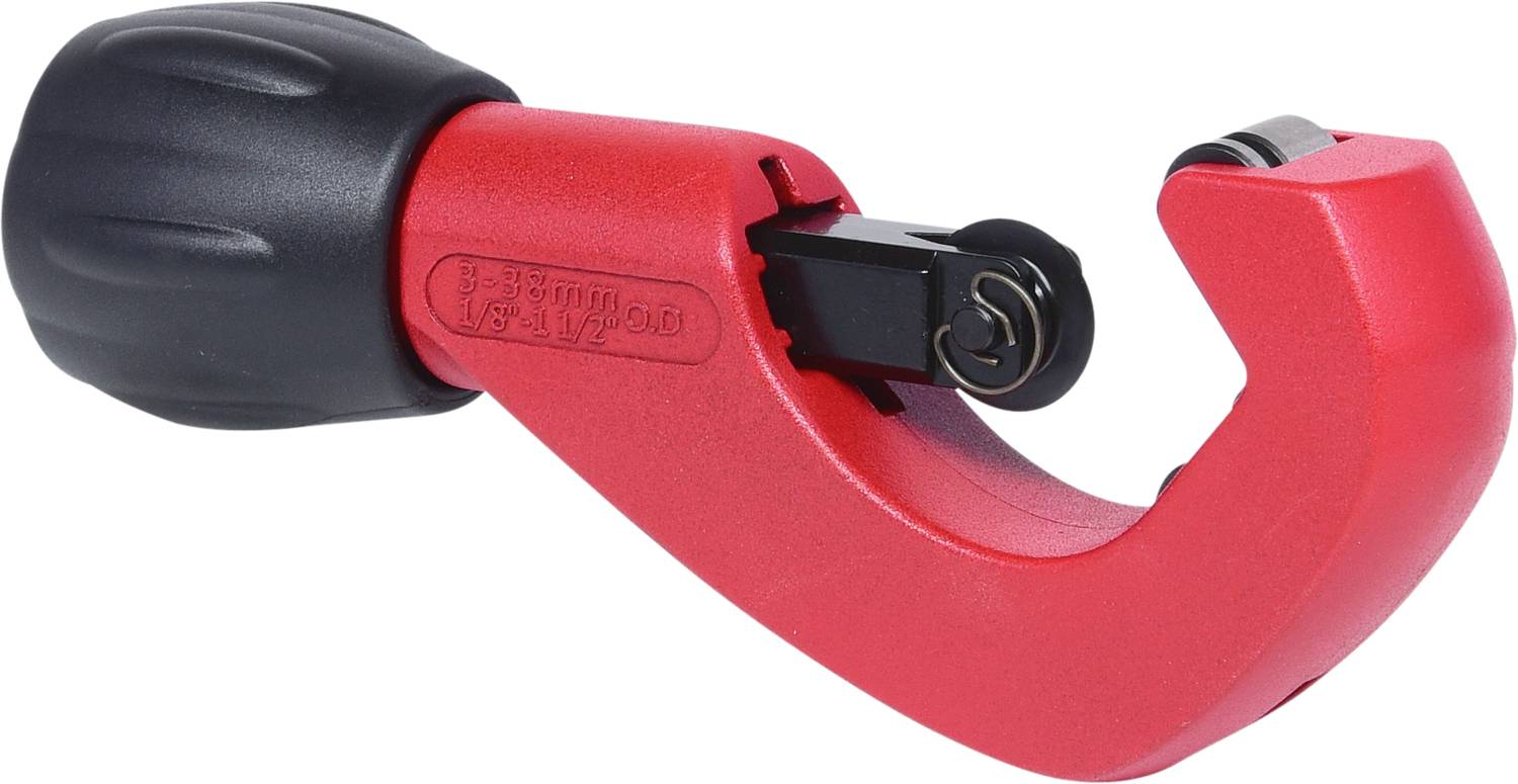 Roter Rohrschneider mit schwarzem Griff, zum präzisen Schneiden von Rohren, auf weißem Hintergrund.