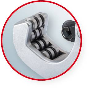 Ein Silberwerkzeug mit rotierenden Rollen in einem halbkreisförmigen Rahmen, verwendet in einem technischen oder mechanischen Kontext.