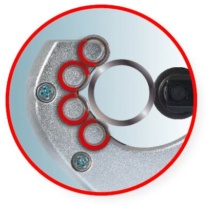 Rundes metallisches Werkzeug mit sechs rot markierten Kanten, zeigen die Schneidflächen. Naheaufnahme mit Fokus auf die Details.