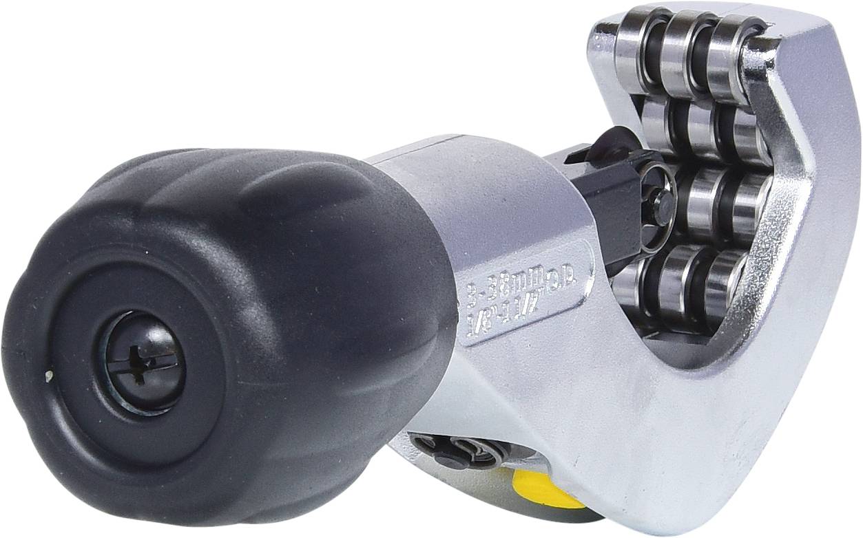 Metallschneider in Nahaufnahme mit einem schwarzen, ergonomischen Griff und drei scharfen, drehbaren Klingen.