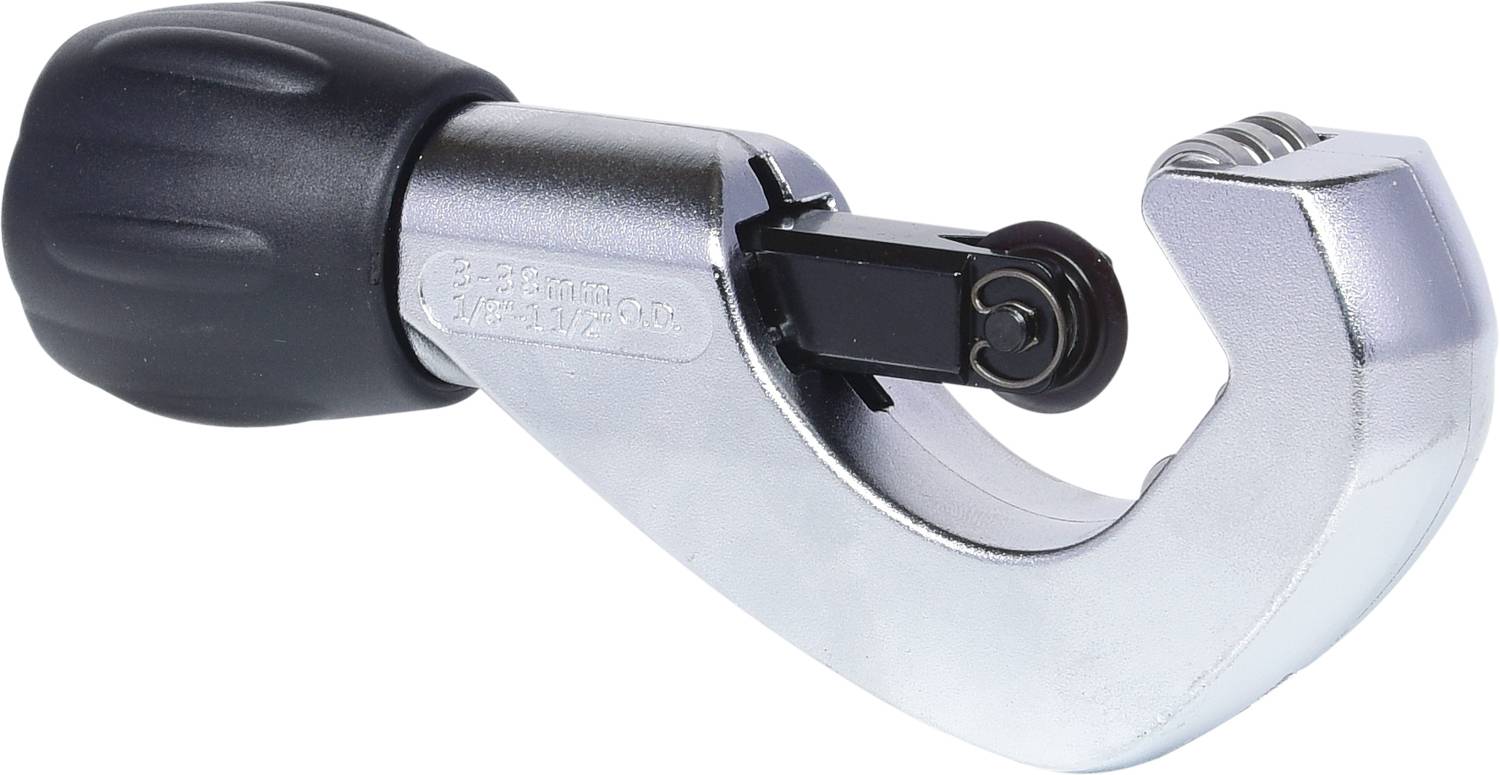 Ein silberner Rohrschneider mit schwarzem Griff, geeignet zum präzisen Schneiden von Metallrohren.