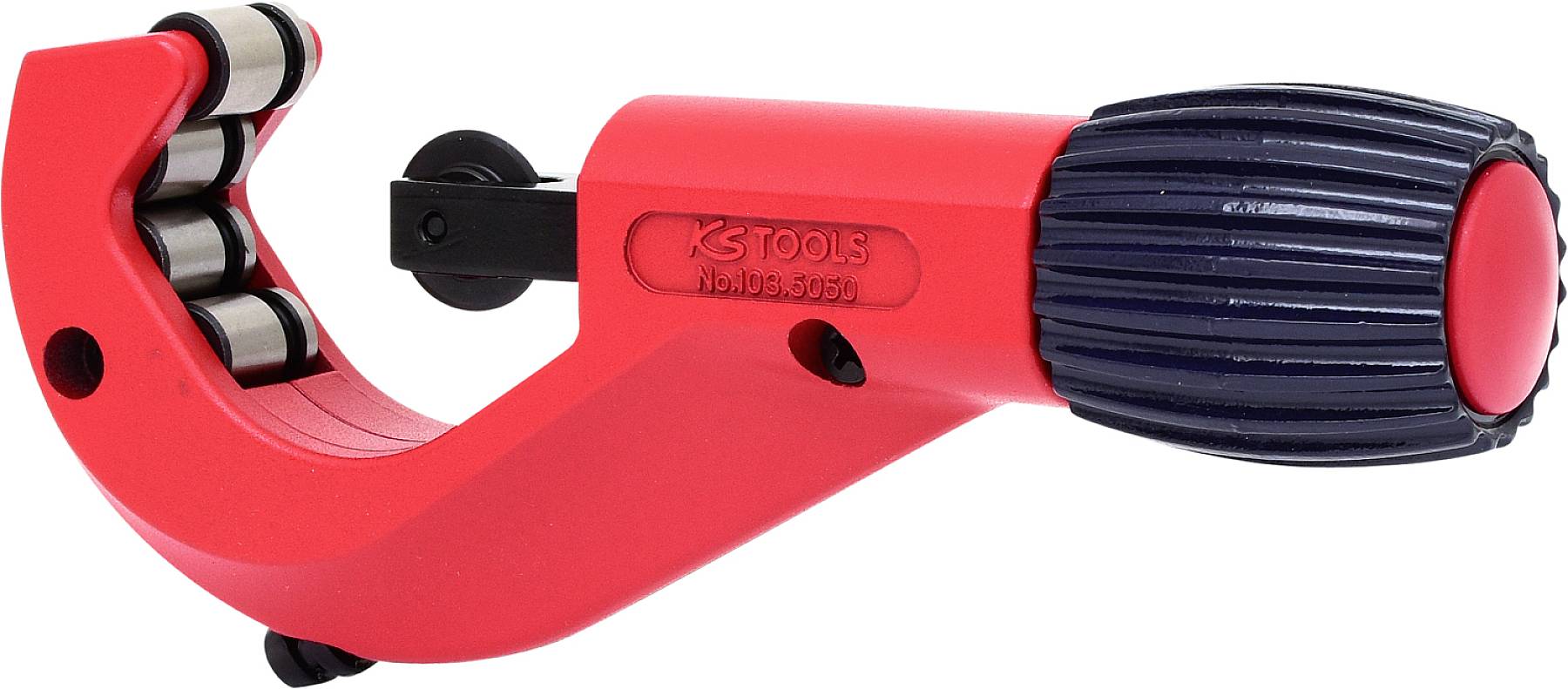 Ein roter Rohrschneider mit schwarzem Griff und drei sichtbaren Schneidrollen. Geeignet zum Schneiden von Rohren.