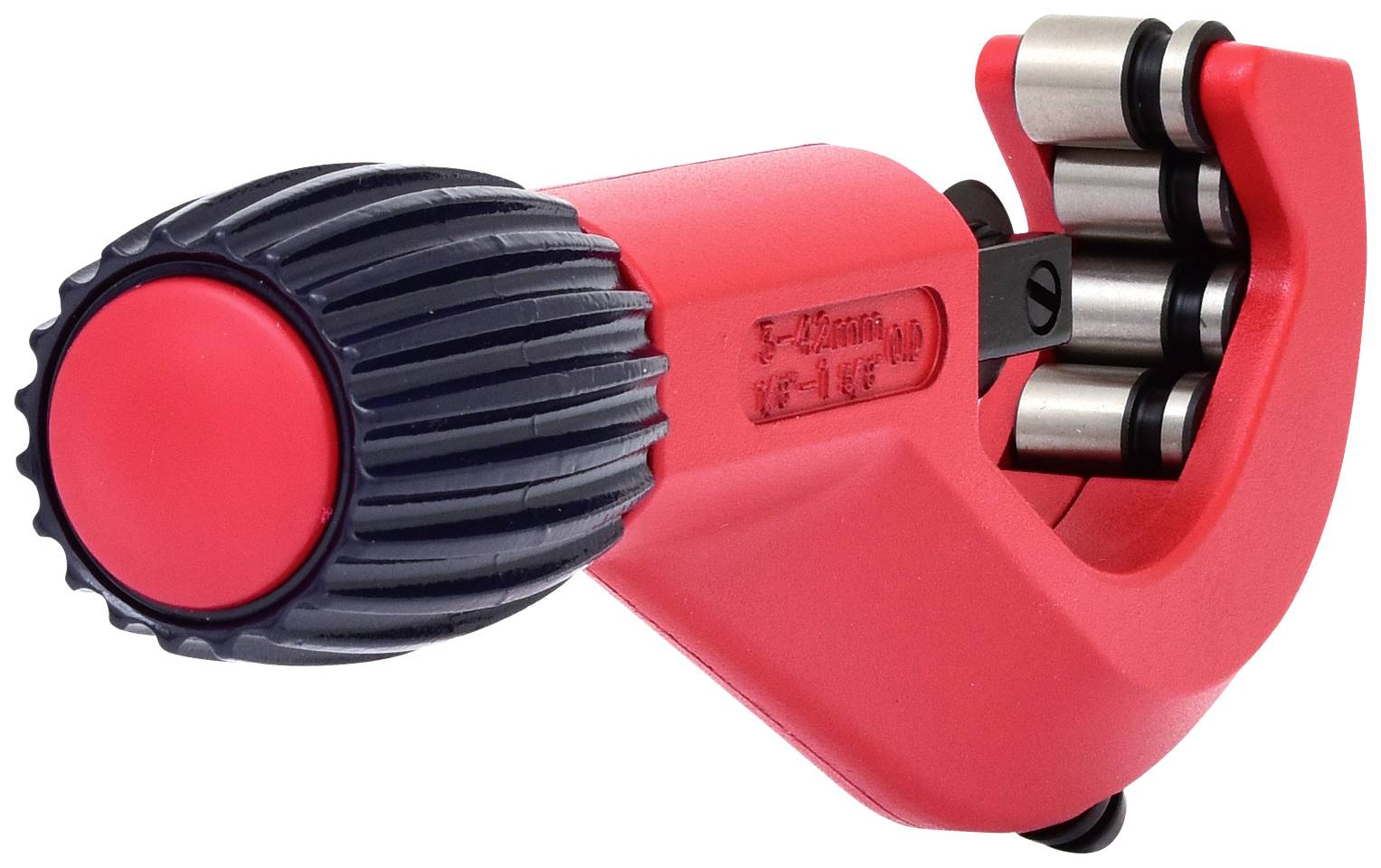 Ein roter Rohrschneider mit schwarzem Griff und Metallrollen, verwendet zum präzisen Schneiden von Rohren.